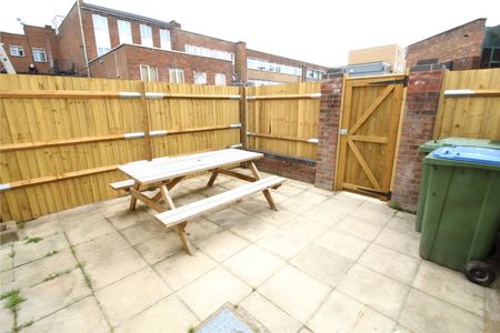 4 bedroom terraced house to rent - Photo 2