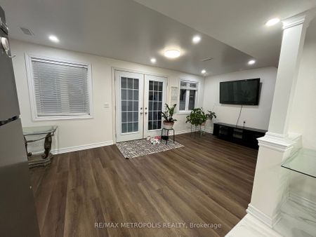 Townhouse For Lease | N8141268 - Photo 5