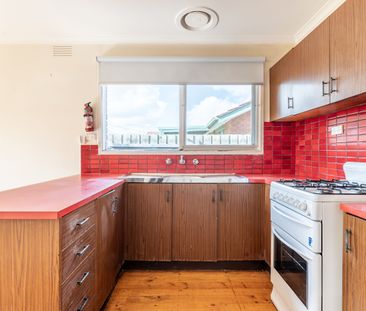 Delightful Family Home in Convenient Deer Park Location! - Photo 2