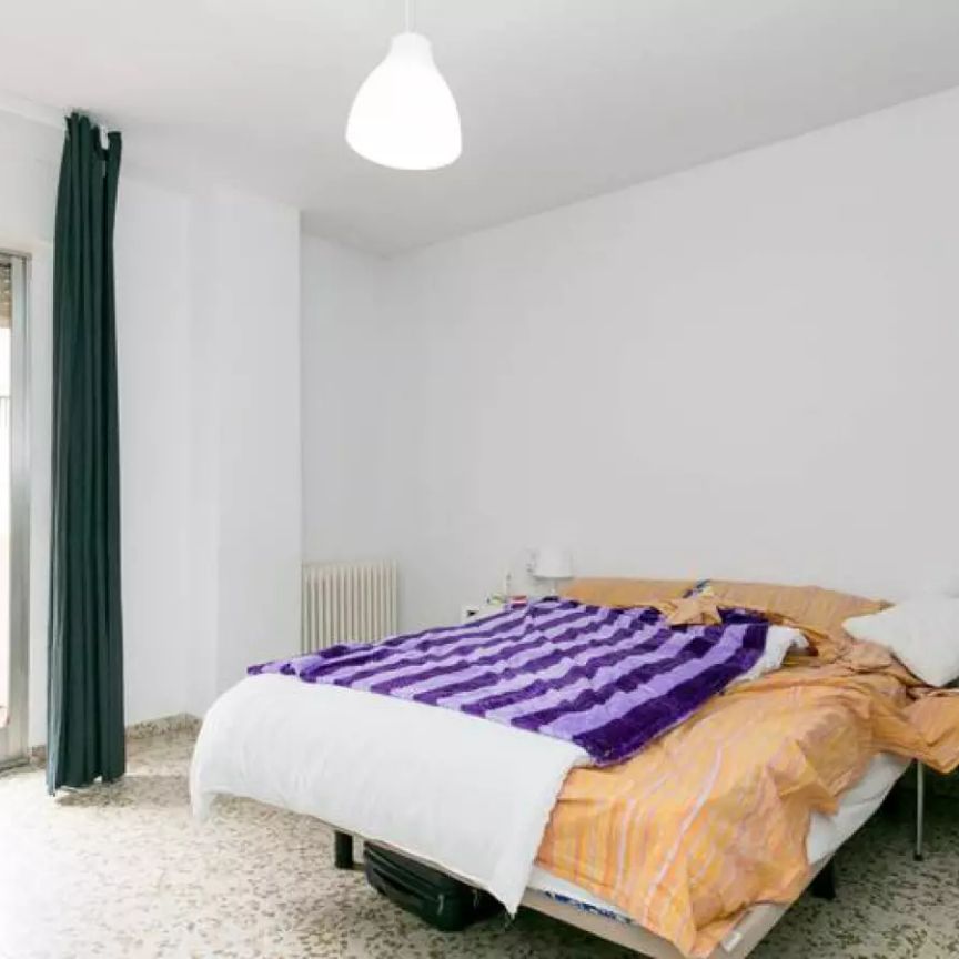Room with double bed and private balcony for rent in 5-bedroom apartment in Ronda - Photo 1