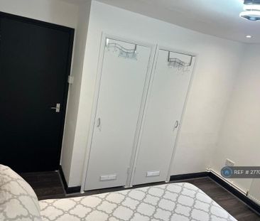 1 bedroom in a flat share to rent - Photo 2