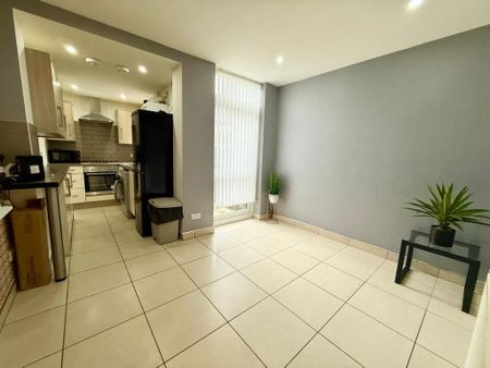 5 bedroom terraced house to rent - Photo 5