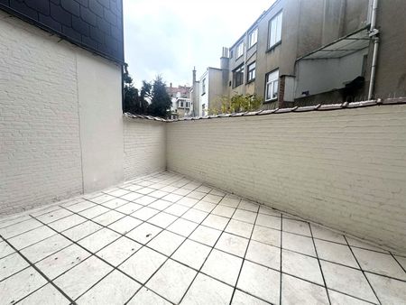 Volledig gerenoveerd appartement op gelijkvloers met aangenaam terras/koer. - Foto 4