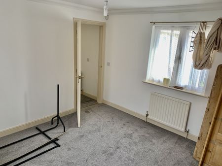 White Horse Gardens, March - Photo 4