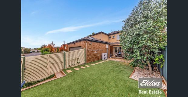 Beautiful double storey opposite the Wyndham Village shopping centre ! - Photo 1