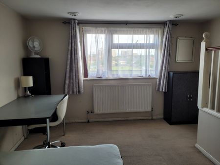 4 Bed Semi-Detached House, Westhorne Avenue, SE9 - Photo 3