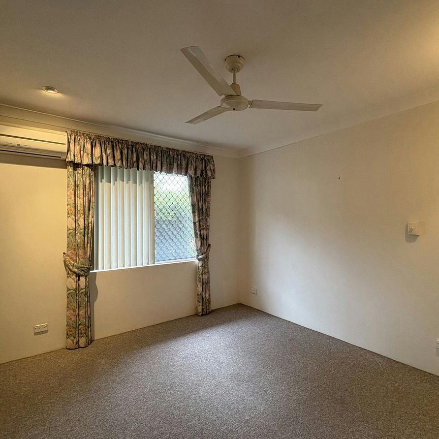 WELL PRESENTED UNIT IN PRIME LOCATION - Photo 1