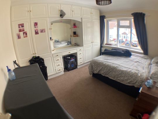 Room in a Shared House, Warren Road, NW2 - Photo 1