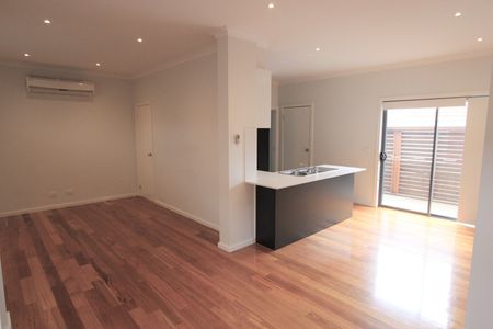 2/7 Winifred St Oak Park VIC 3046 - Photo 5