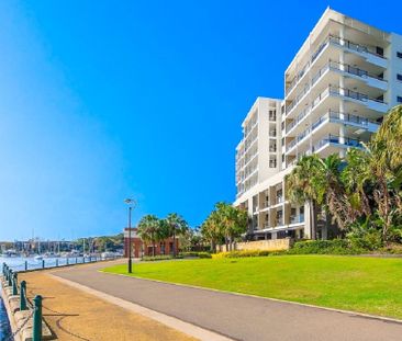 Premium One-Bedroom Apartment with Study & Stunning Harbour Views - Photo 1