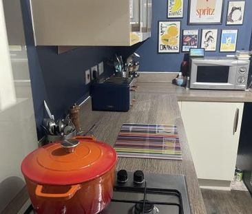 Double room in a quiet family home. driveway parking. 5 mins from J... - Photo 4