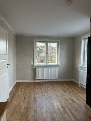 Vallstanäs, Rosersberg - Photo 1