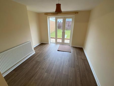 3 bedroom semi-detached house to rent - Photo 3