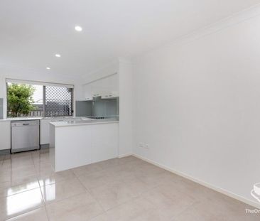 Modern 3 Bedroom Townhouse Available From 01/12/2025 - Photo 3