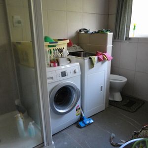 Single level brick and tile sunny unit - Photo 2