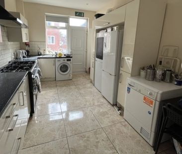 7 Bed - 24B Winston Gardens, Headingley, Leeds - LS6 3LA - Student - Photo 1