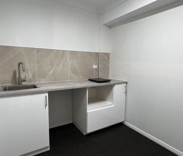 Low-Maintenance 2 Bedroom Unit in Prime Location - Photo 3