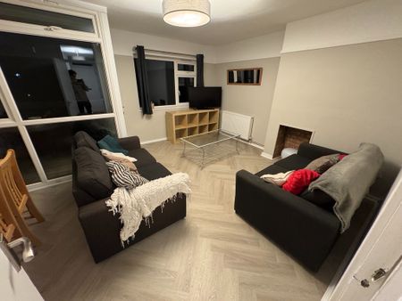 3 Bed Flat, Macaulay Road, SW4 - Photo 2