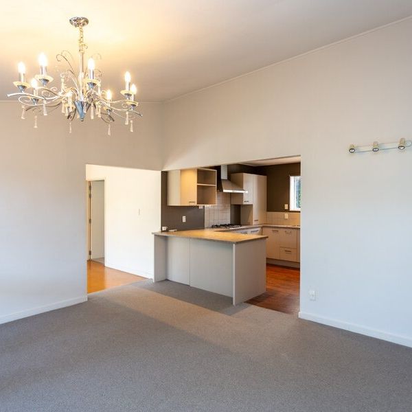 Close to UC, Upper Riccarton 8 bedrooms, 3 bathroom areas and 2 living spaces - Photo 1