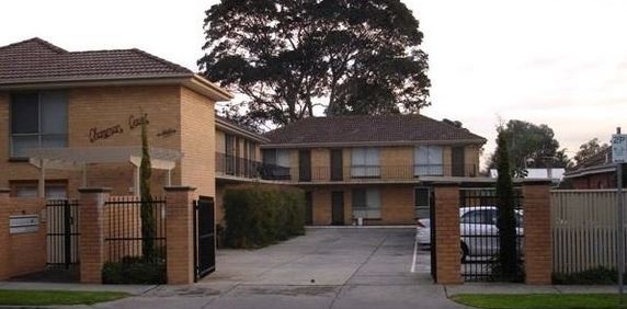 ONE BEDROOM APARTMENT IN QUIET BLOCK - Photo 2