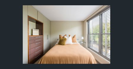 Wide modern residence on cusp of harbour/parkland - Photo 2