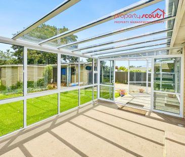 Spacious 4 Bedroom Family Home in Avalon - Photo 2