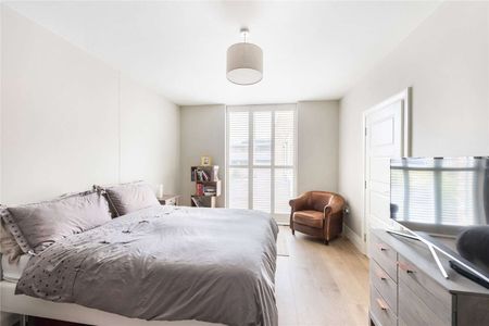 A stunning four bedroom house with private garden and off-street parking - Photo 2