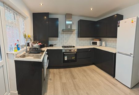 Room in a Shared House, London, E16 - Photo 2