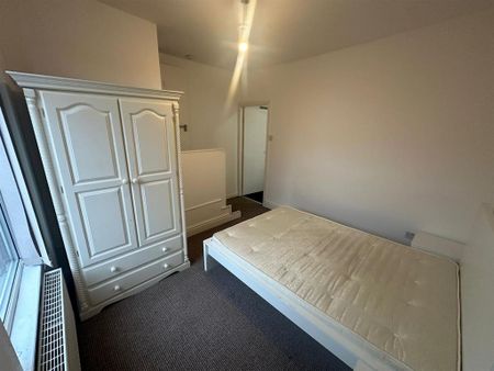 4 bedroom end of terrace house to rent - Photo 4