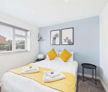 Buttermer Close, Wrecclesham, Farnham, Surrey, GU10 - Photo 3