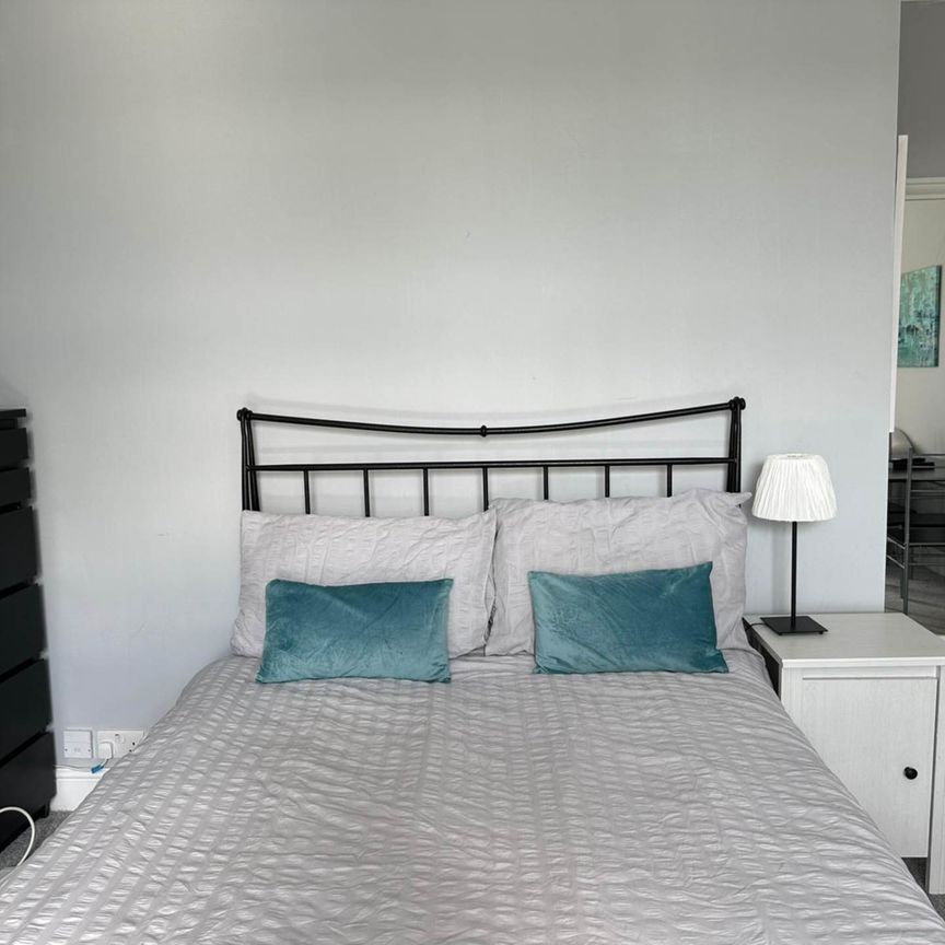 Room 1: Flat 4, 30 Stoke Road, Guildford, GU1 4HR - Photo 1