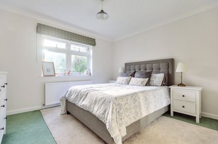 4 bedroom detached house to rent - Photo 4