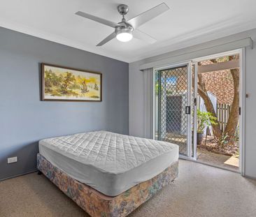 Fully Furnished tri-level townhouse with city and treetop views - Photo 5