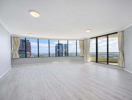 Generous 3 Bedroom Apartment - Photo 2