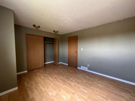 3 Bedroom Townhouse in Glendale! - Photo 2