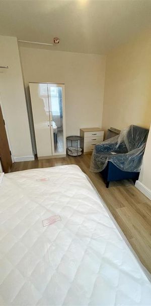 1 bedroom in a house share to rent - Photo 1