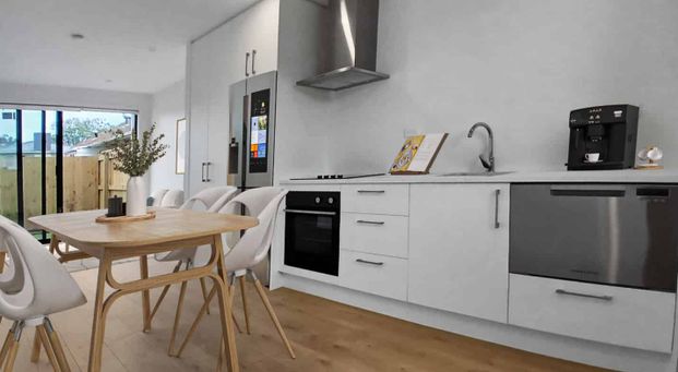 Modern two bedroom townhouse! - Photo 1