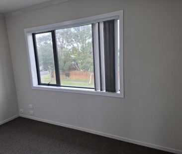 Lovely four-bedroom townhouse in Deanwell. - Photo 2