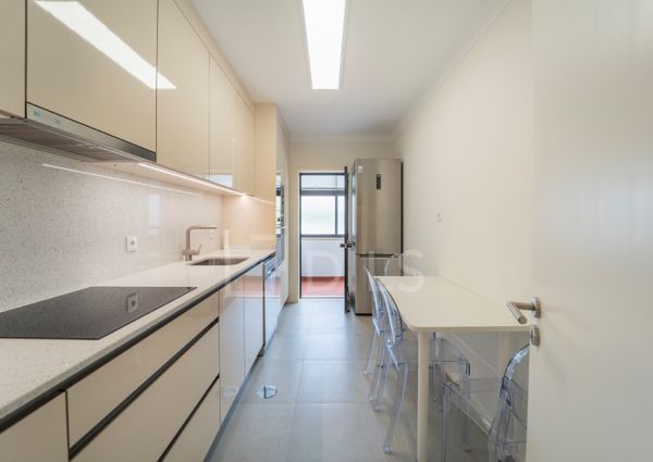 Apartamento T2 renovado para arrendar na Rua São João Bosco