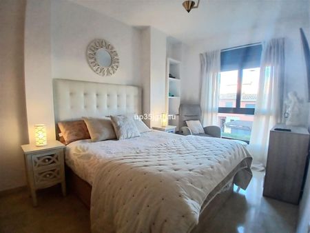 Middle Floor Apartment in Estepona - Photo 5