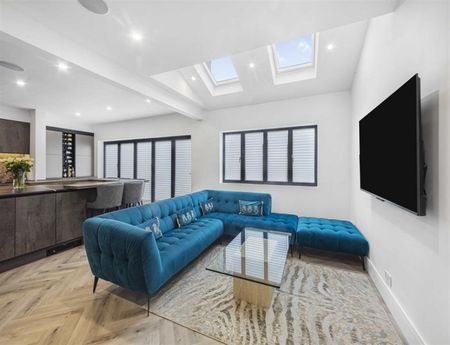 5 Bedroom Detached To Let - Photo 2