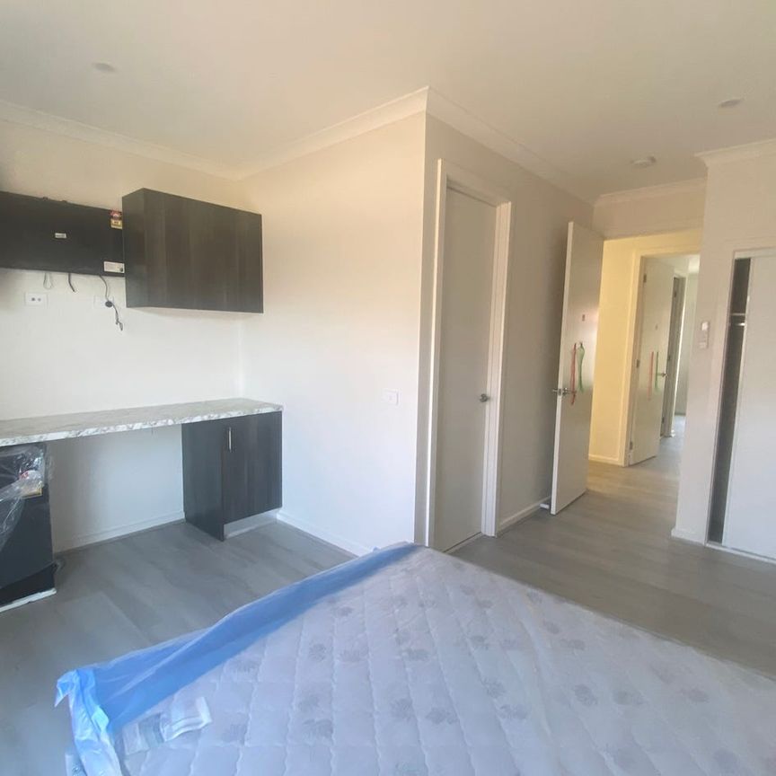 Modern furnished room with private ensuite – Prime Dandenong location - Photo 1