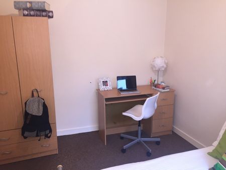 4 Bedroom Terraced To Rent in Nottingham - Photo 3