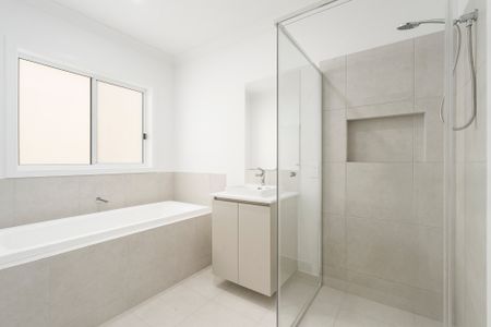 17 Avondale Circuit, Deebing Heights QLD 4306 - House For Rent | Domain - Photo 5