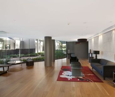 Spacious One-Bedroom Apartment in Prime Albert Park Location - Photo 3