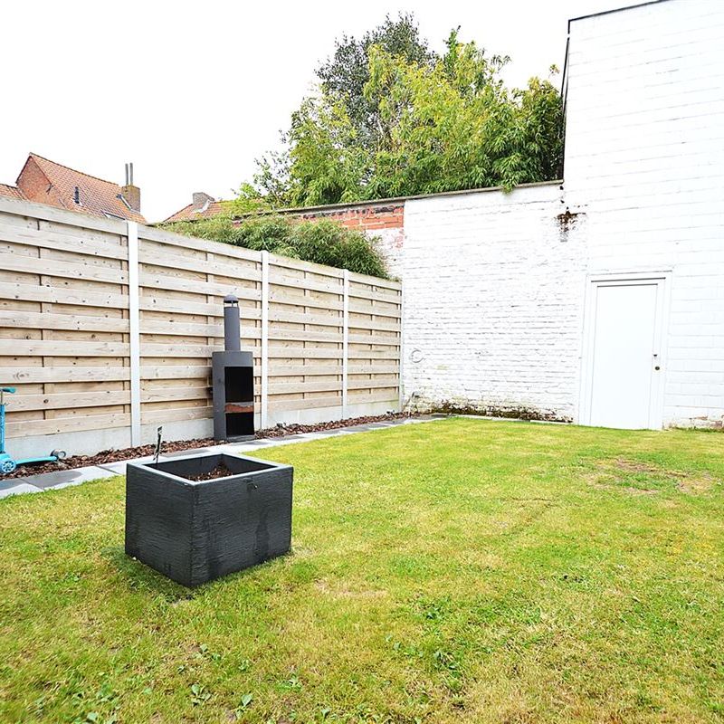 Stadswoning met tuin en parkeerplaats te huur in centrum Ieper. - Photo 1
