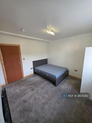 1 bedroom in a flat share to rent - Photo 3