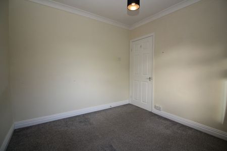3 Bedroom Mid Terraced House - Photo 2