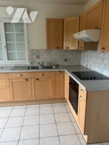 YVETOT PLEIN CENTRE, maison de 90.92m² avec jardin comprenant trois chambres, garage, véranda. - Photo 3