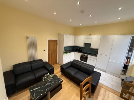 4 bedroom flat to rent - Photo 2